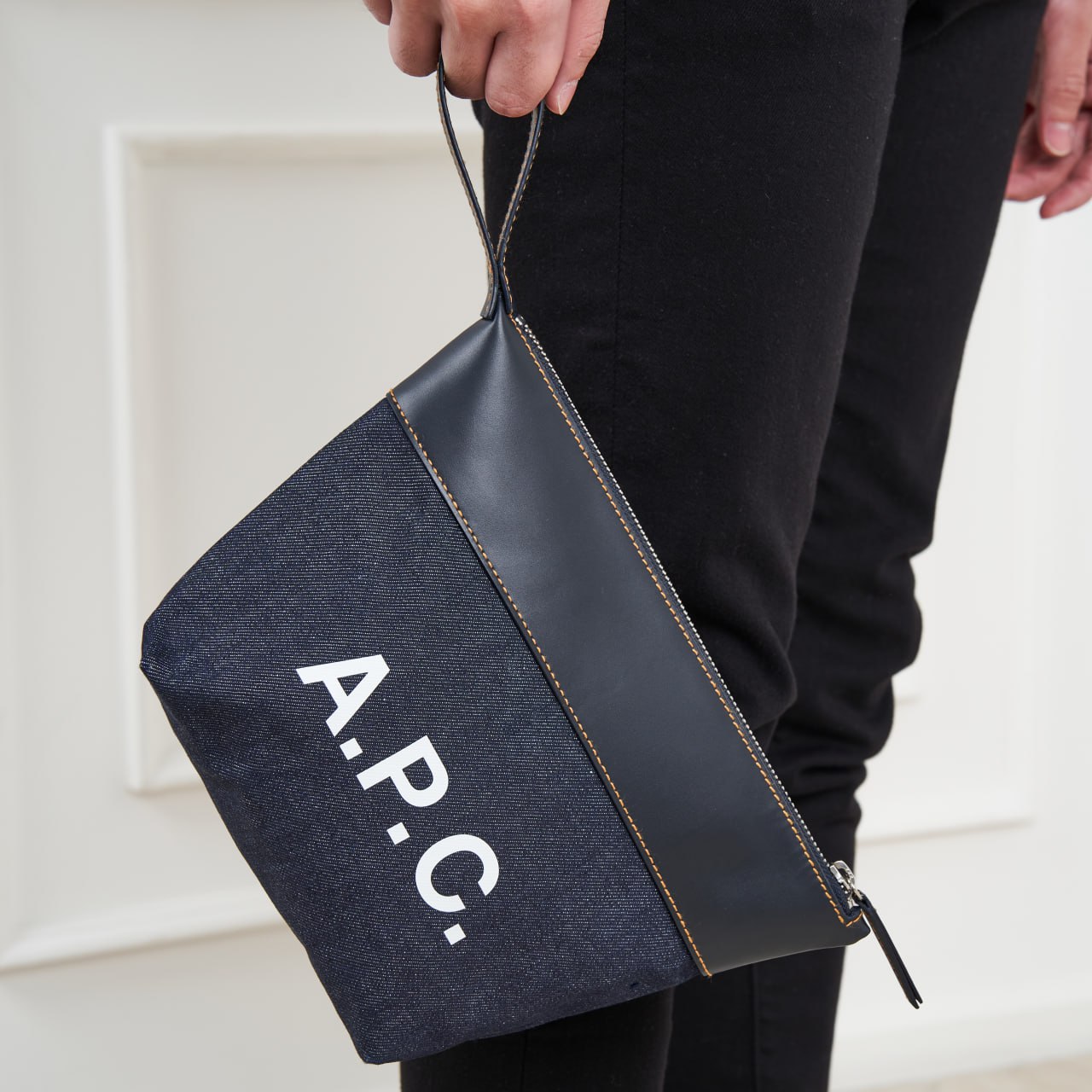 A.P.C. AXELLE POCHETTE アクセルポシェット CODDP M63526 IAK A.P.C Axelle Logo Pouch Bag Canvas Leather Navy Black – voilà.id