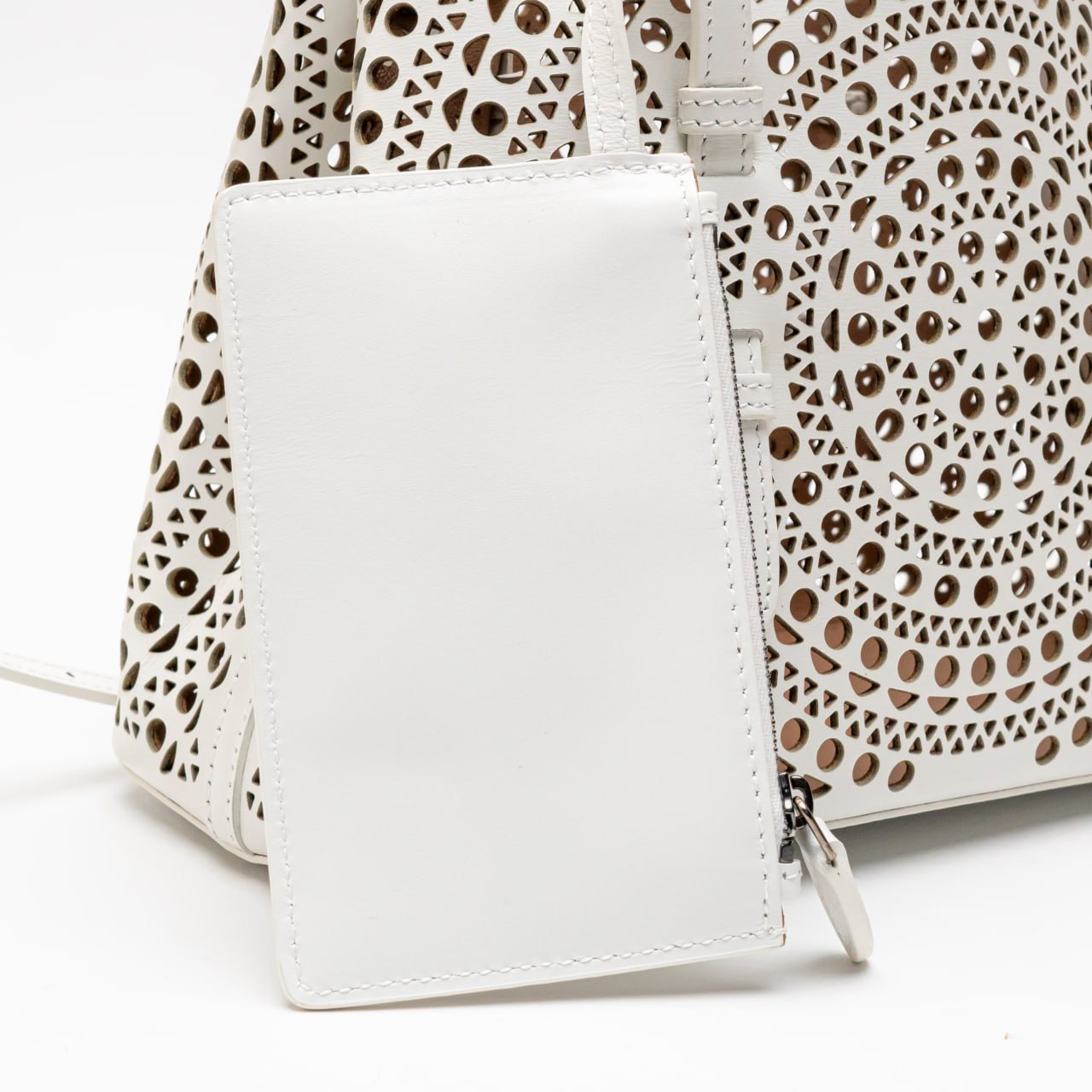 NEW ALAIA MINA 25トートバッグ White ▲ AA1S06725C0A44010 Alaia | Mina 25 vienne vague white leather tote bag | Savannahs