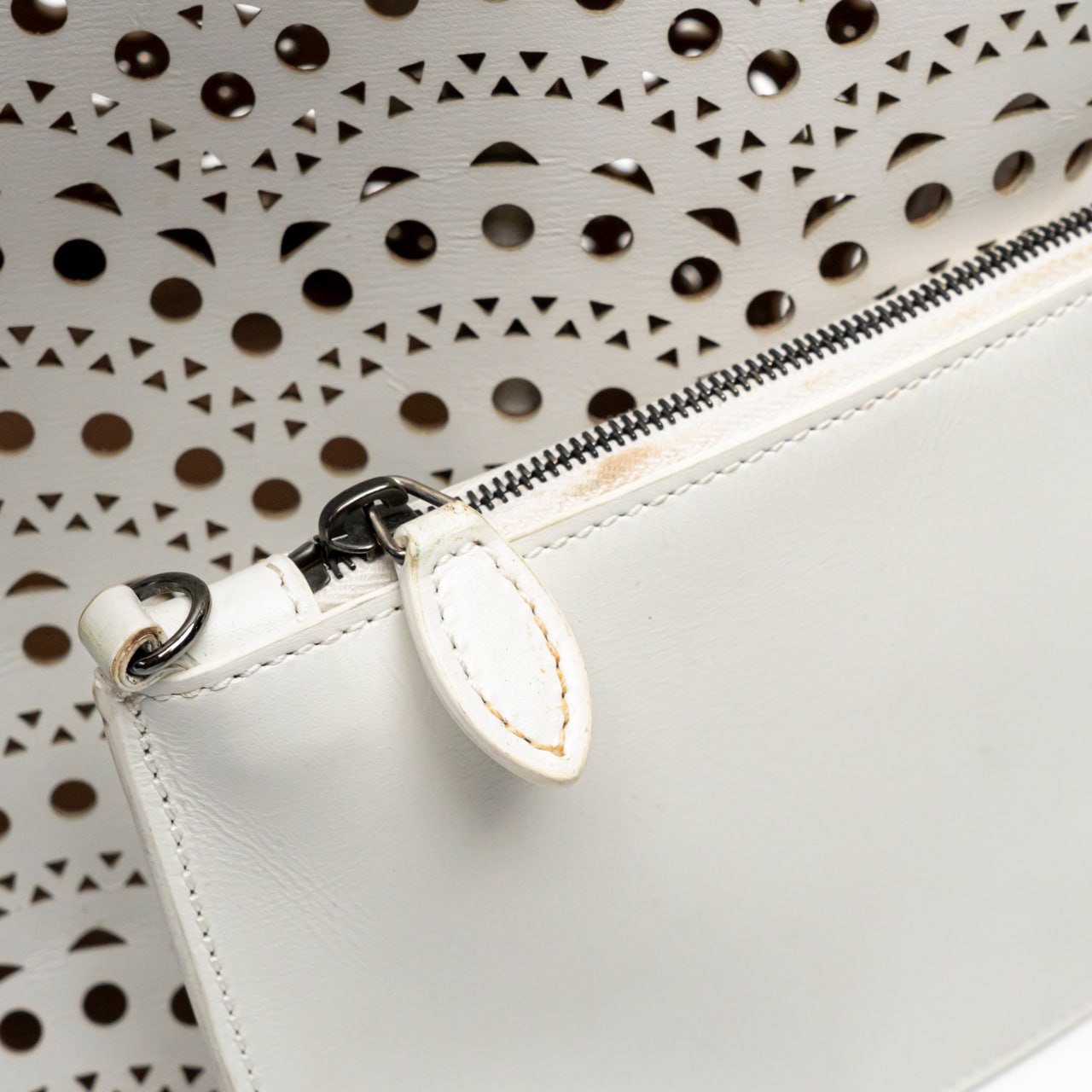 ALAIA☆24SS MINA 20 XS 2WAY パンチング トートバッグ WHITE ALAÏA Mina Bags | Leather Tote Bags | ALAÏA US
