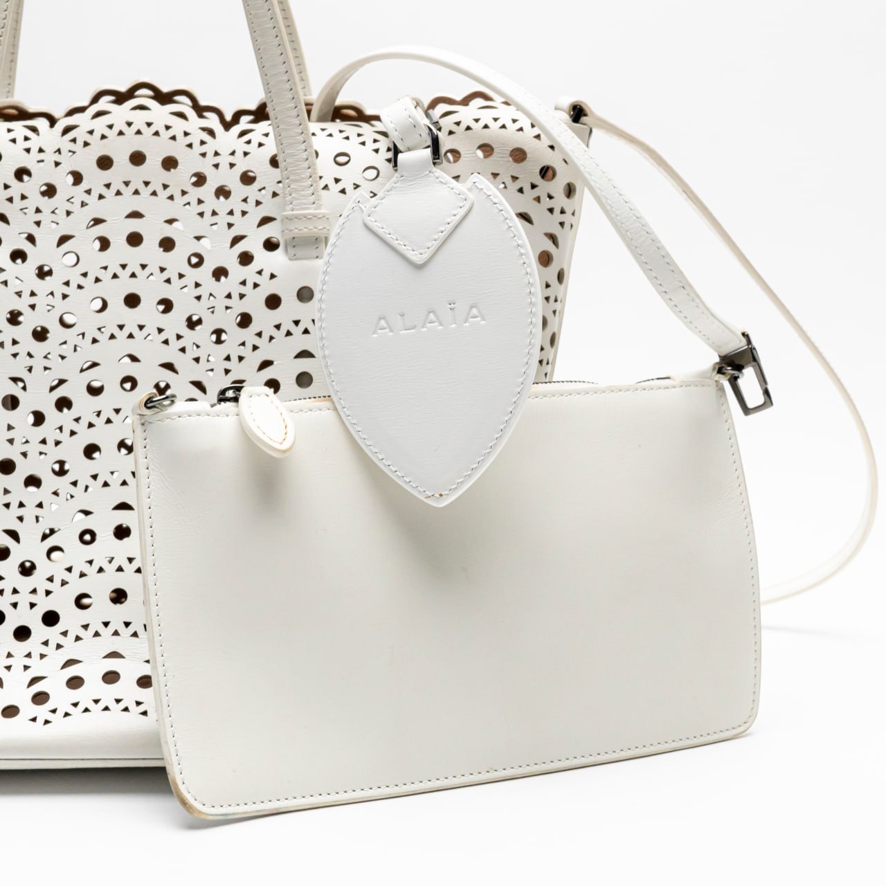 ALAIA☆24SS MINA 20 XS 2WAY パンチング トートバッグ WHITE ALAÏA Mina Bags | Leather Tote Bags | ALAÏA US