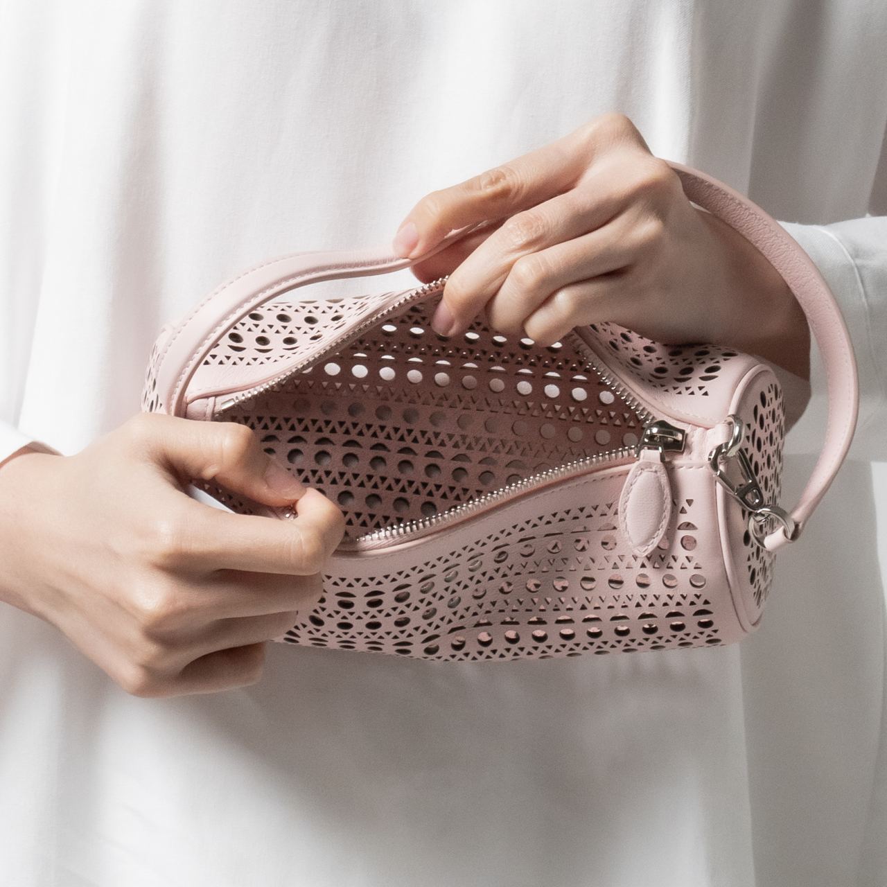【華やかホワイトで涼やか】ALAIA Vienne Wave トートバッグ 20 Azzedine Alaïa - アライア ALAIA トートバッグ MINA20