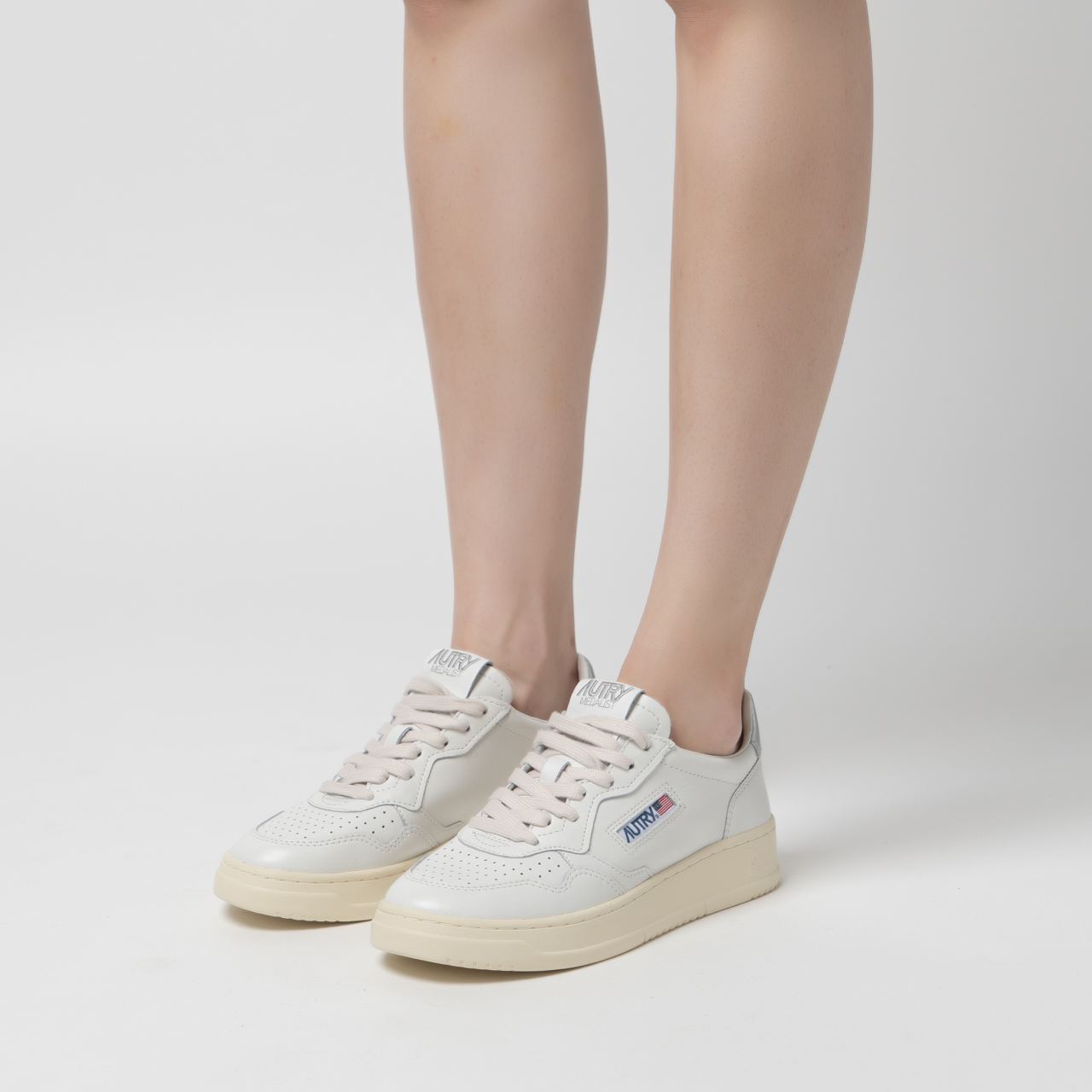 ★送料無料★AUTRY MEDALIST WOMENS LOW SNEAKERS AULW LL05 Autry Medalist Low-Top Sneakers Leather White/Gold Women