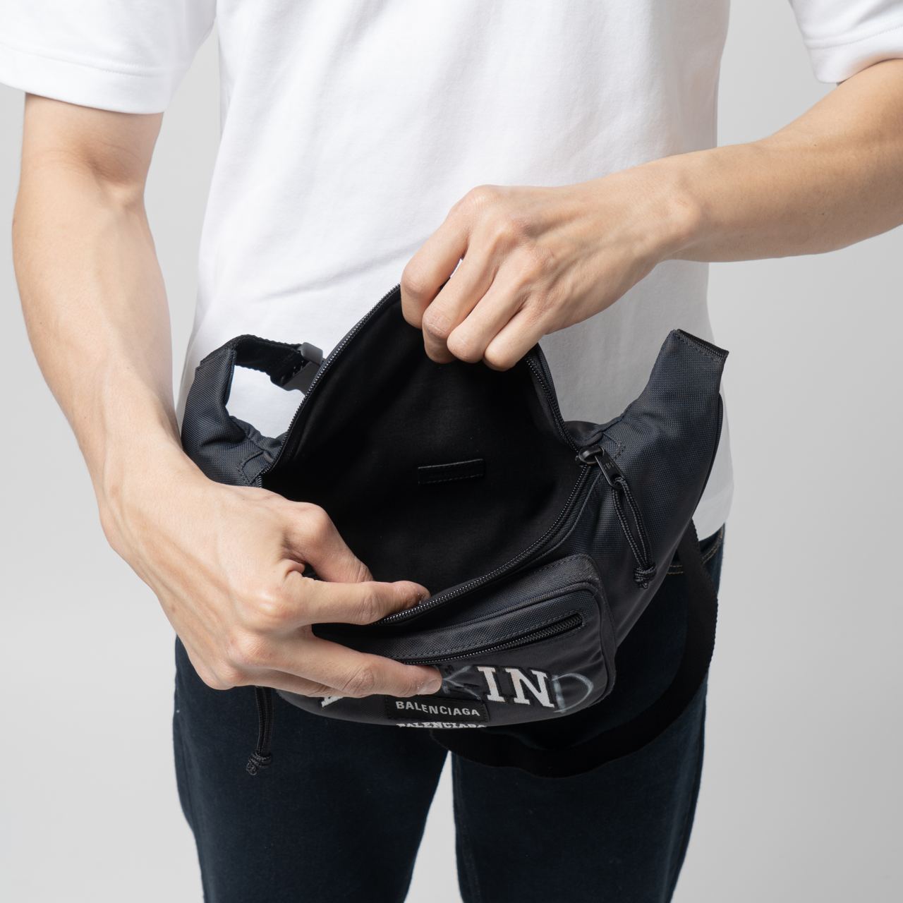 【国内即発】BALENCIAGA/Explorer/BE KIND/ベルトバッグ Men's Explorer Beltpack in Black | Balenciaga US