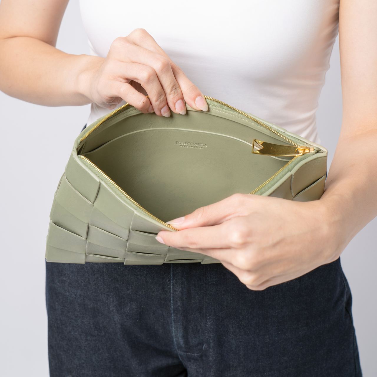 【BOTTEGA VENETA】CASSETTE SMALL FLAT POUCH Pouch-1-1-d74ab.jpg?fit=max&w=