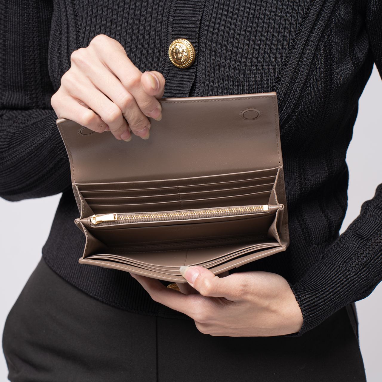 Bottega Veneta Cassette Large Flap Wallet Taupe Grey – voilà.id