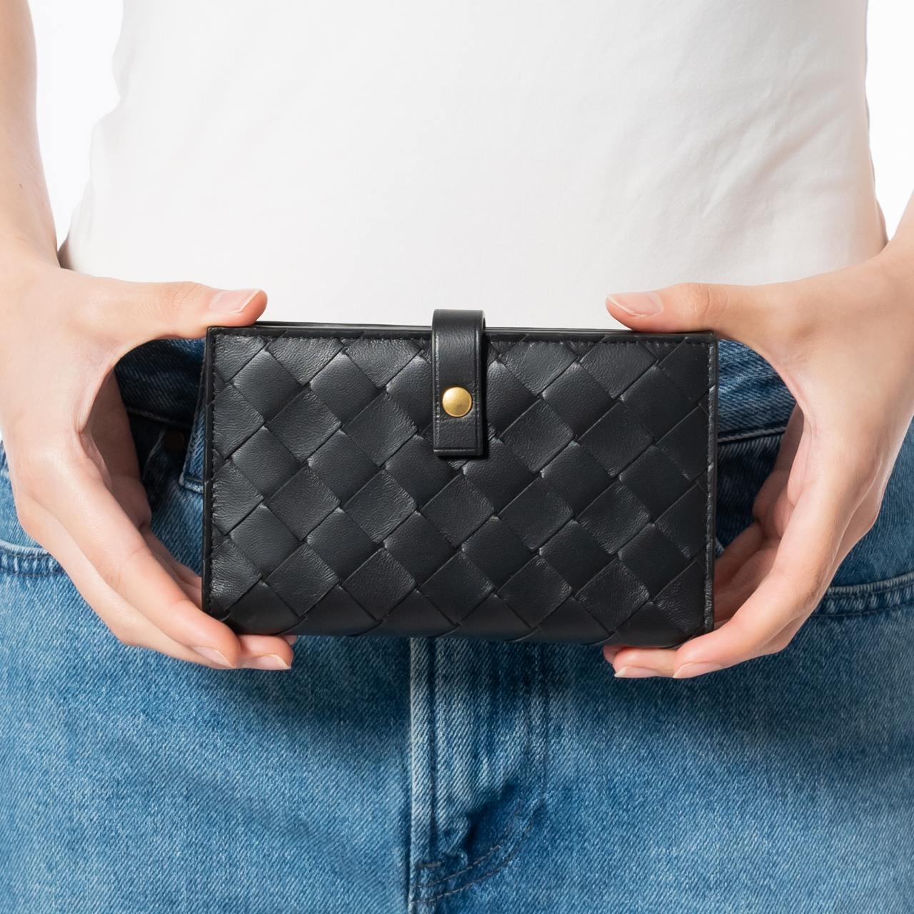 ショルダーバッグ Bottega Veneta BI-FOLD CASSETTE WALLET Cassette leather wallet in black - Bottega Veneta | Mytheresa
