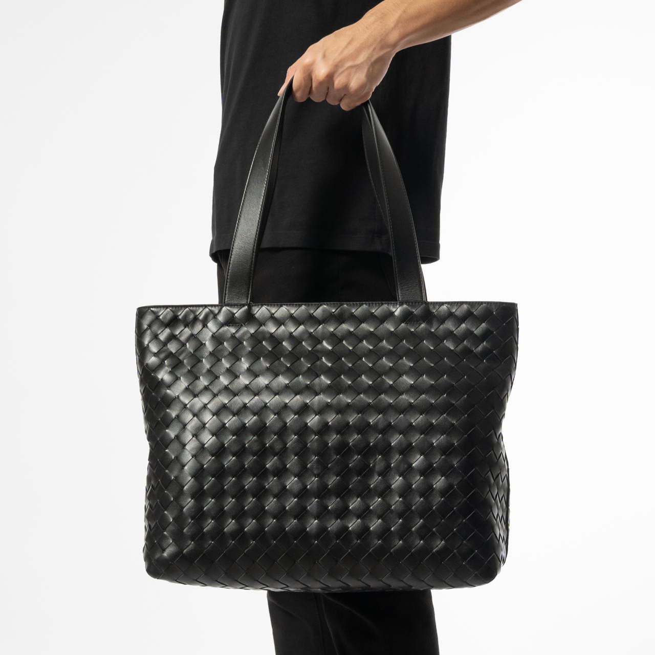 トートバッグ BV482 SMALL INTRECCIATO ZIPPED TOTE Bottega Veneta® Men's Small Intrecciato Zipped Tote in Black