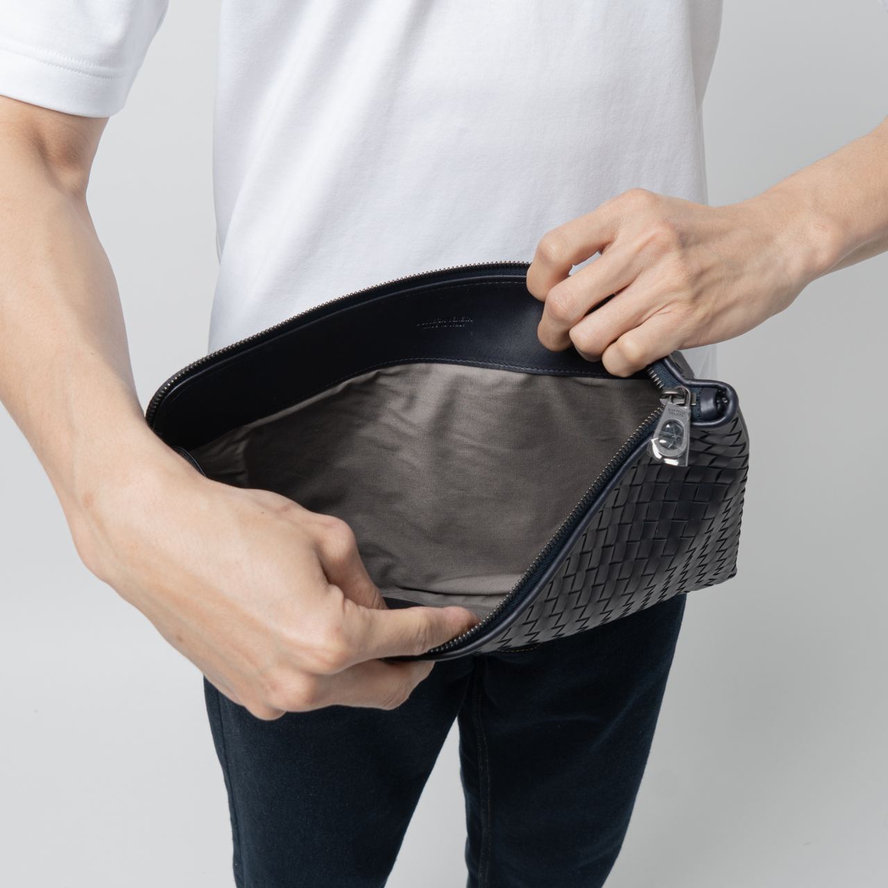 Bottega Veneta Zip Up Woven Clutch Black – voilà.id