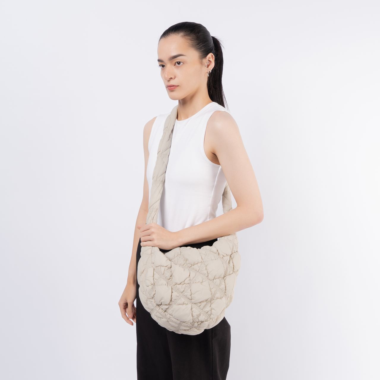 Carlyn Cozy M Crossbody Bag Taupe – voilà.id