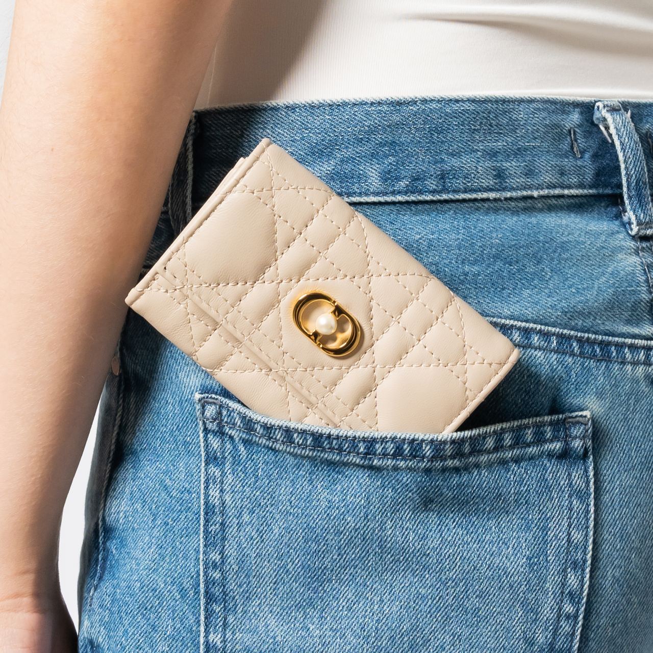 【無料郵送/関税込/正規品】 Dior Jolie Glycine Wallet Cannage Dior Jolie Glycine Wallet Black Cannage Lambskin | DIOR