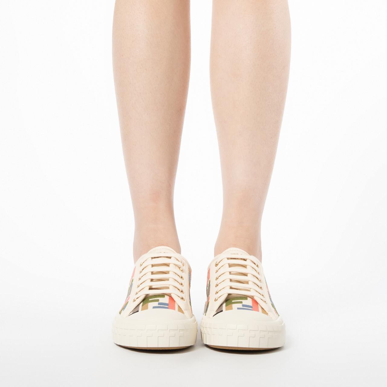 スニーカー FENDI EMBROIDERED CANVAS DOMINO SNEAKERS 24147315_54215227_600.jpg