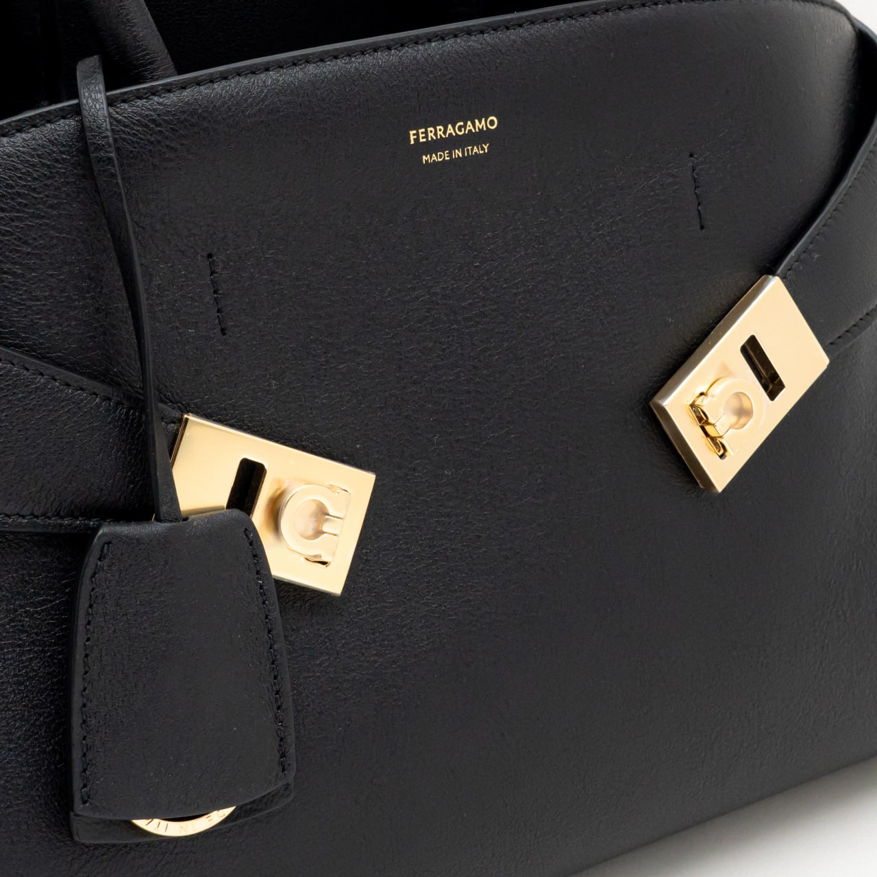 【送料&関税込】Ferragamo Camel Suede Medium Handbag Ferragamo Hug Medium Handbag Light Camel – voilà.id