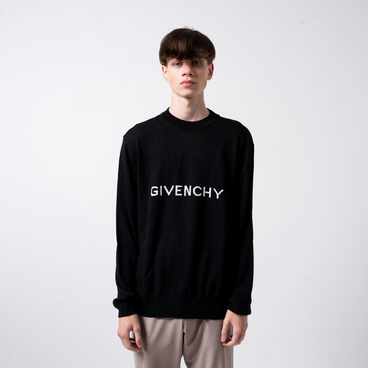 Givenchy Archetype Logo Print Crewneck Black – voilà.id