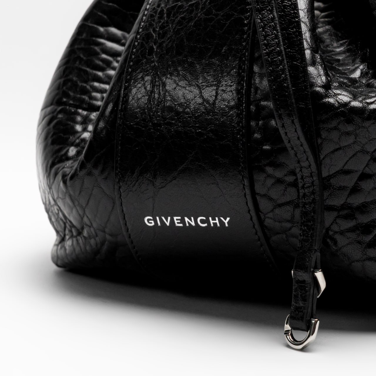 バッグ・カバンその他 Givenchy Pumpkin medium bag in black cracked patent leather Givenchy Pumpkin medium bag in black cracked patent leather