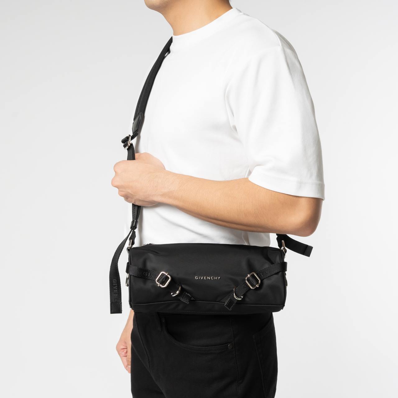 ショルダーバッグ GIVENCHY SS25 VOYOU ROLLER BAG (BKU054K1JE 001) Voyou Roller bag in grained leather in - black | Givenchy US