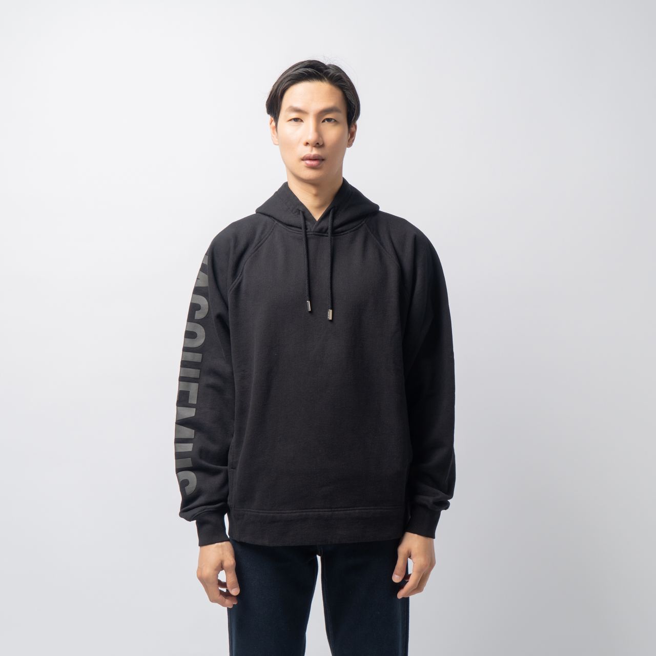 パーカー・フーディ JACQUEMUS FW24 LE HOODIE TYPO (24E245JS234 2341 990 BLACK) Jacquemus Typo Logo Hoodie Black | END. (US)