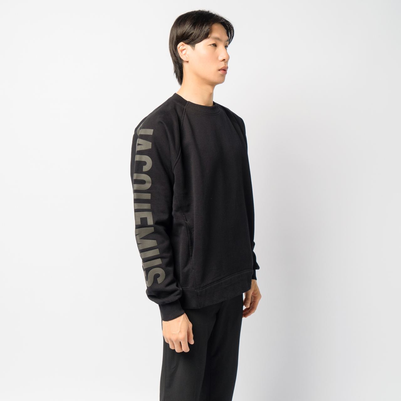 JACQUEMUS｜SWEATSHIRTS (LE SWEATSHIRT TYPO (245JS236 234 The Typo sweatshirt by JACQUEMUS | Official website