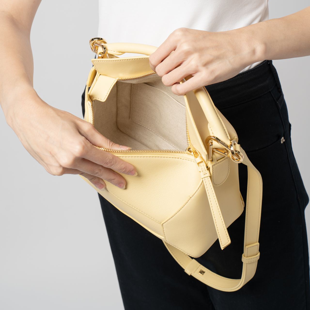 バッグ・カバンその他 Loewe Puzzle Edge small bag Silk Beige LOEWE Puzzle Edge small textured-leather shoulder bag | NET