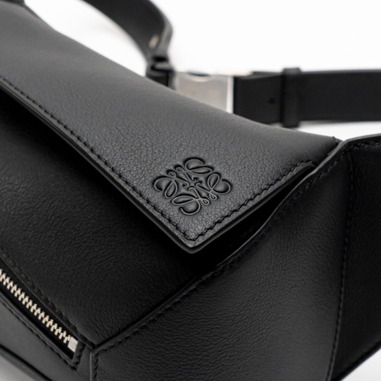 LOEWE｜ (Mini Puzzle bumbag in classic calfskin (B510EB1 Loewe Mini Puzzle Bumbag in classic calfskin | REVERSIBLE