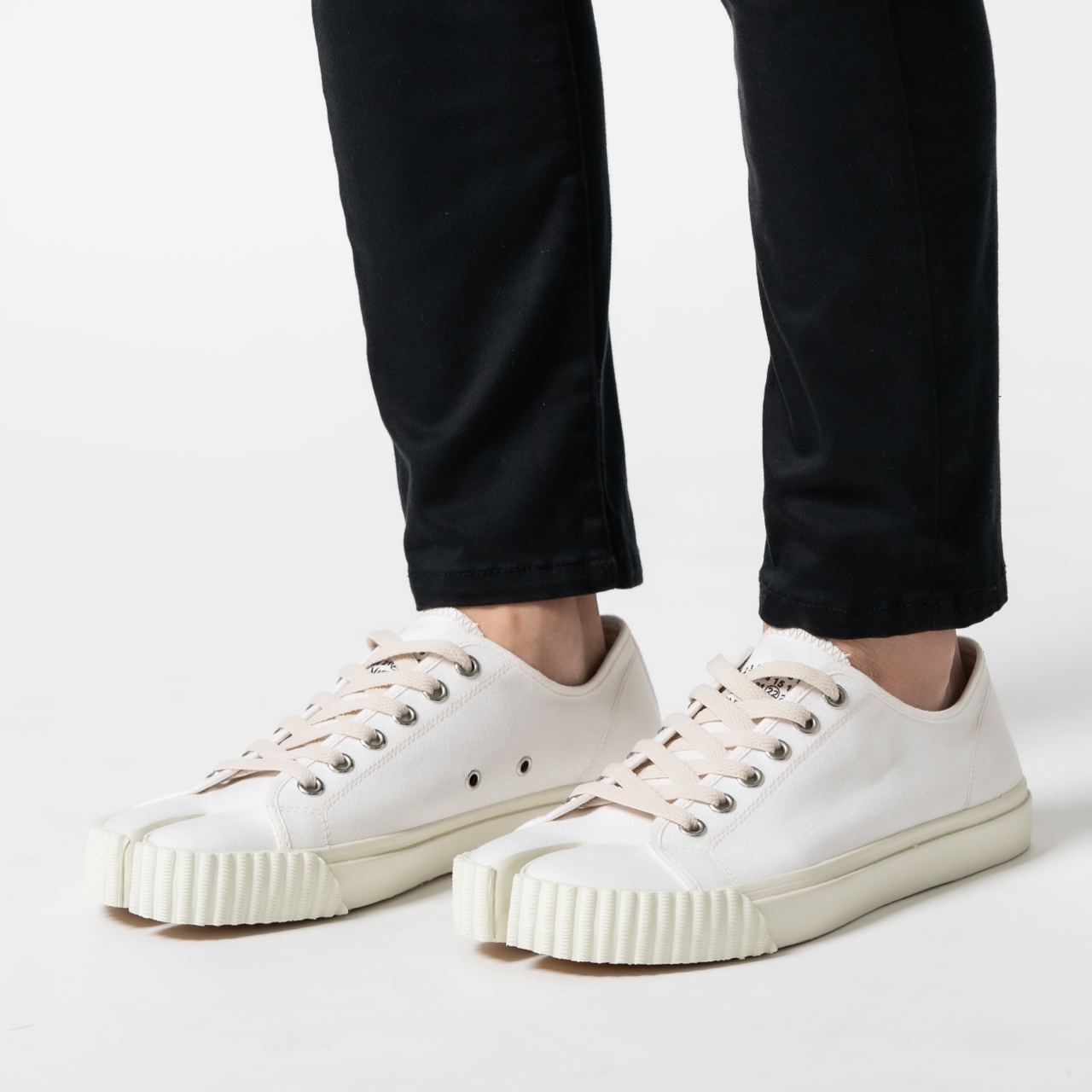 ★Maison Margiela★ Tabi Sneakers White S37WS0578P4291T1003 On Running W Performance Low Sock - White Tabi toe sneakers