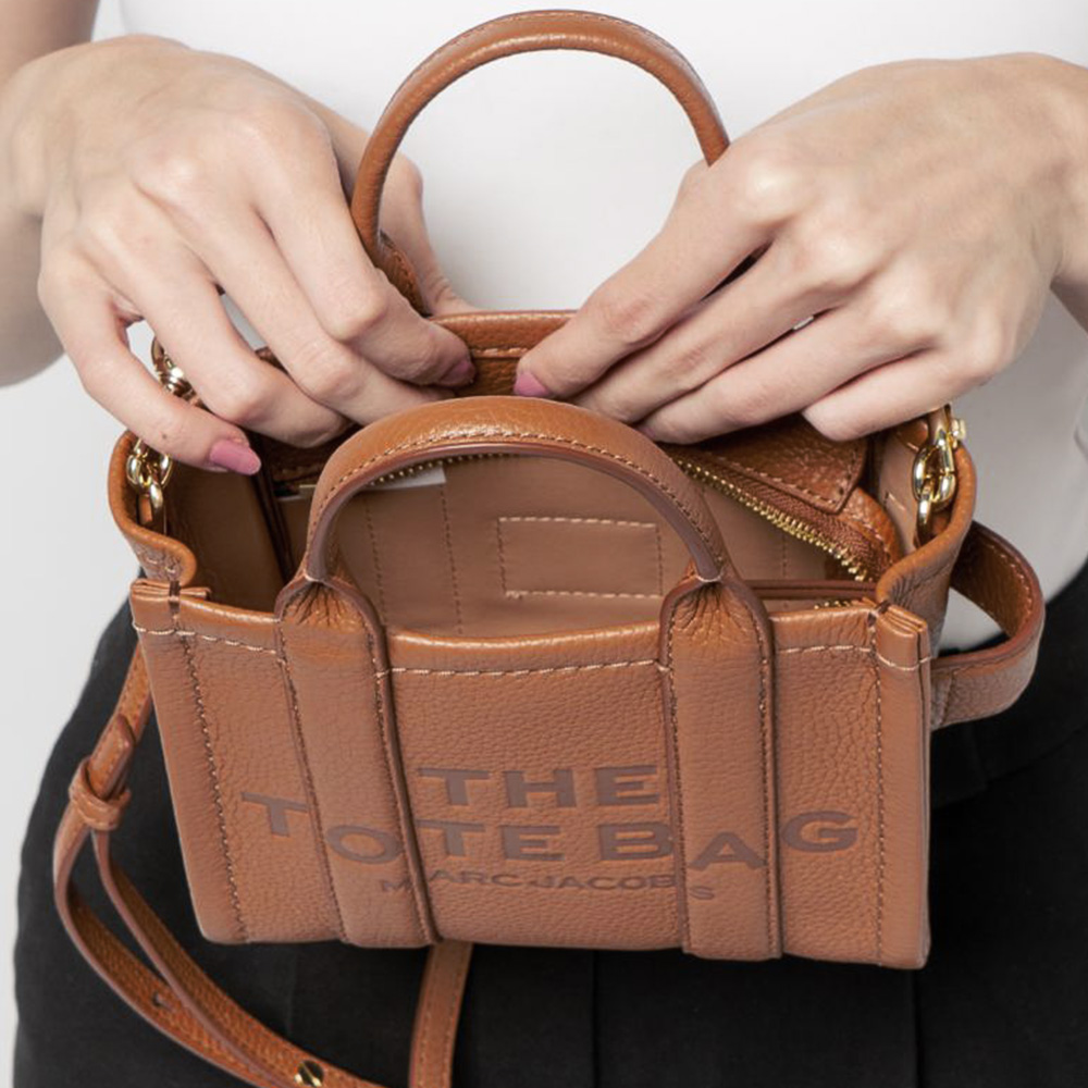 バッグ・カバンその他 MARC JACOBS Woman Mini bag Leather H053L01RE22 212 Marc Jacobs The Leather Mini Tote Bag Argan Oil – voilà.id