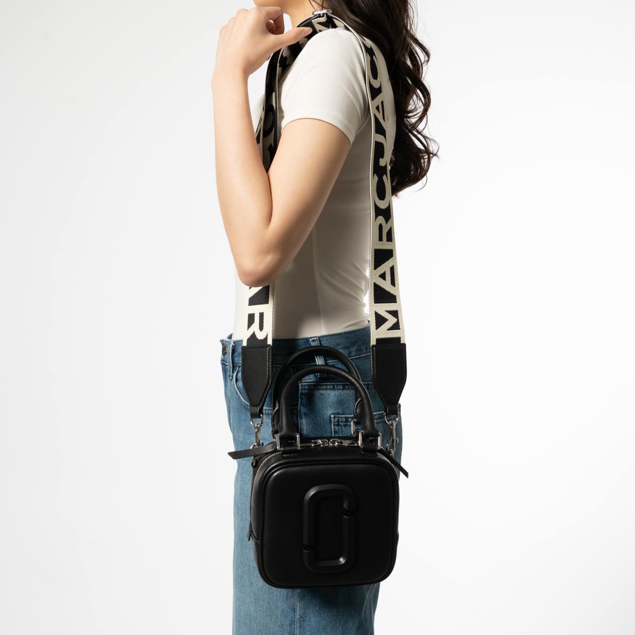 Marc Jacobs ビジネスバッグ ベージュ/ブラック Marc Jacobs The Covered J Marc Cube Black – voilà.id