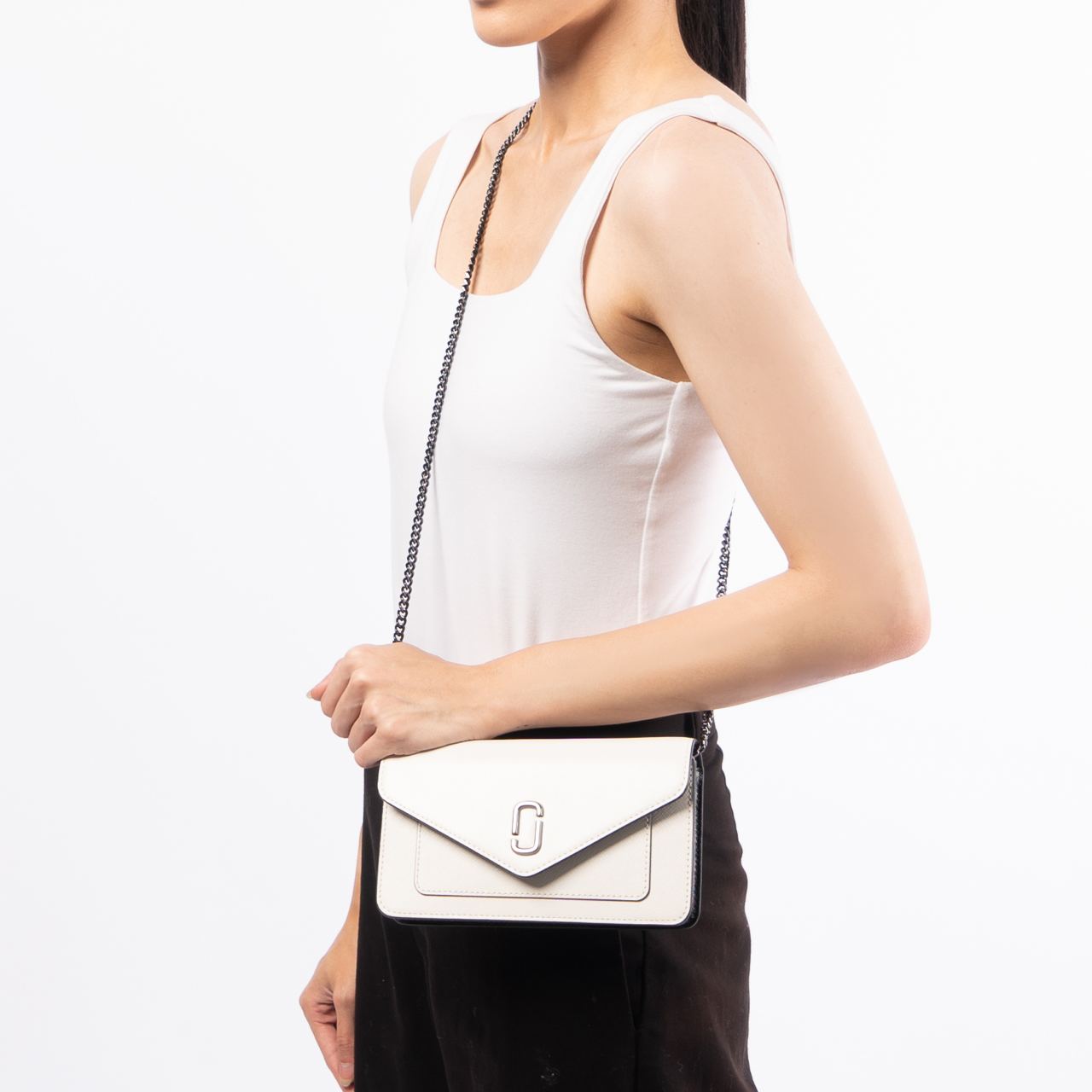 MARC JACOBS / THE LONG SHOT CHAIN WALLET/ショルダーバッグ/レザー/2F3SMN066S07 Marc Jacobs The Longshot Chain Wallet White Black – voilà.id