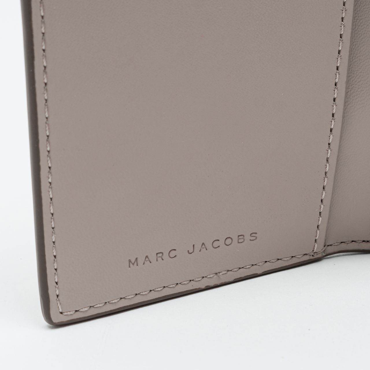 【関税込み】The Trifold Wallet - Marc Jacobs - Leather - Gre Marc Jacobs The Leather J Marc tri-fold Wallet | Black