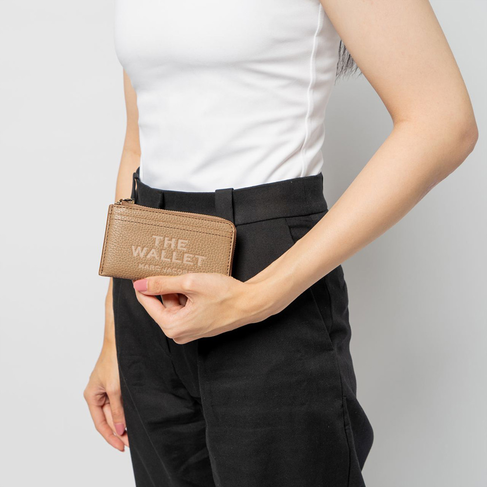 Marc Jacobs The Leather Top Zip Multi Wallet Camel – voilà.id