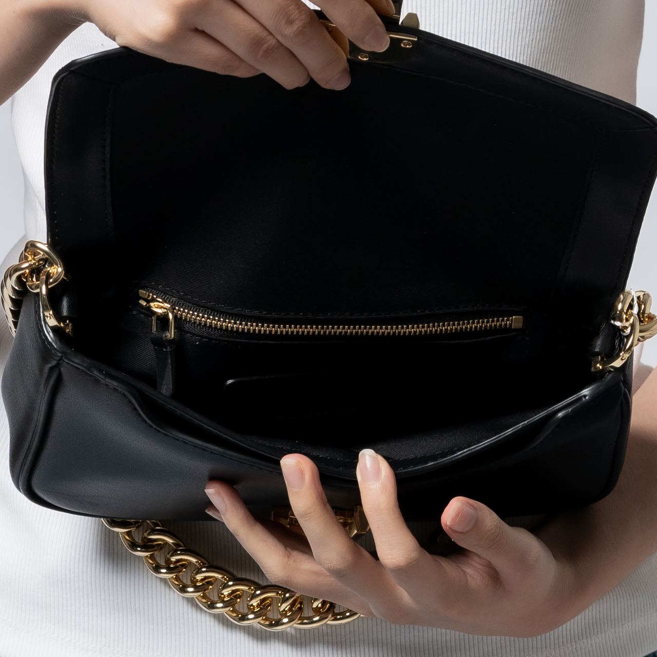 THE MARC JACOBS ブラックショルダーバッグ MARC JACOBS ショルダーバッグ ブラック - メルカリ