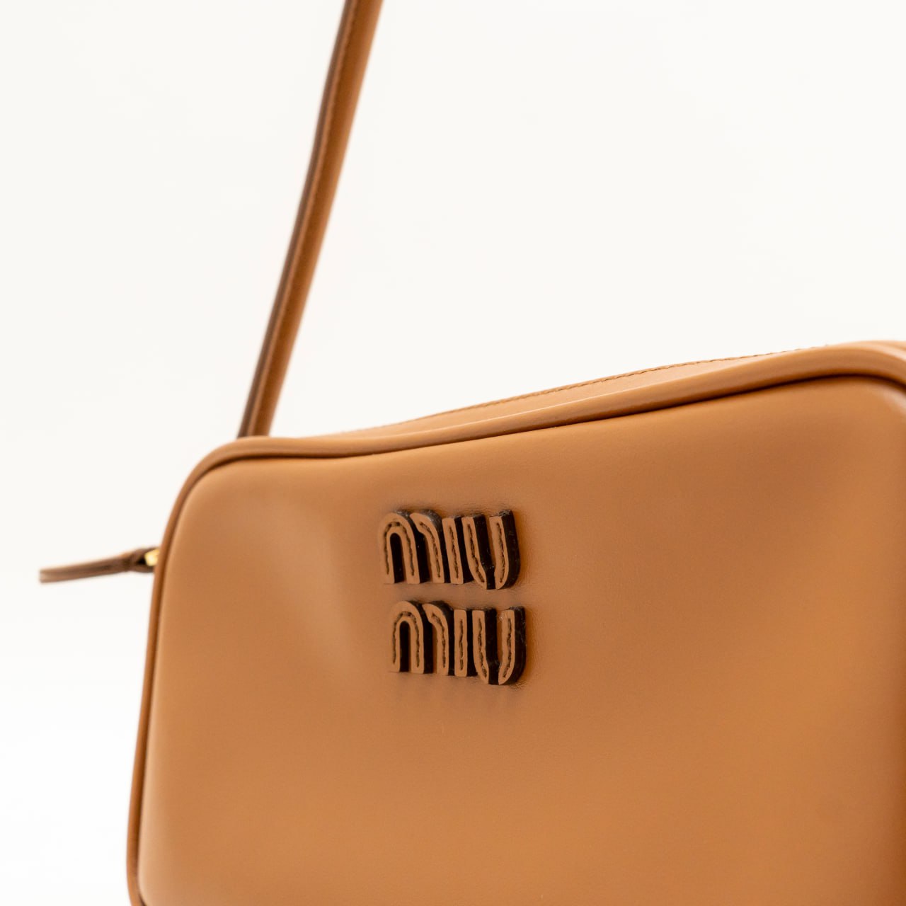 Miu Miu Padded Zip Leather Pouch Cognac – voilà.id