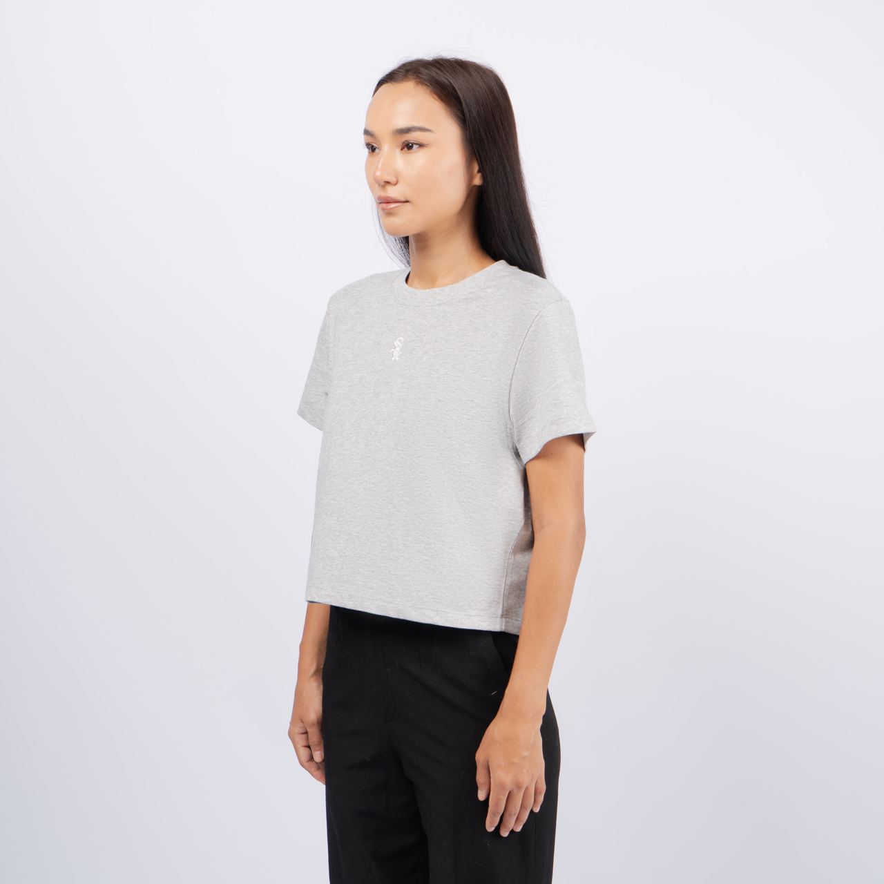 [MLB] W's Basic Small Logo Crop Top ★すぐ品切れ★ Aespa Karina Pick] MLB Women's Basic Small Logo Golf Crop