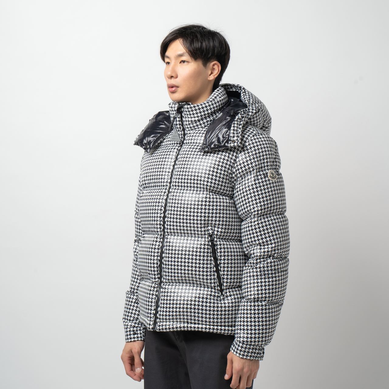 Moncler Socotrine Short Down Jacket Black and White – voilà.id