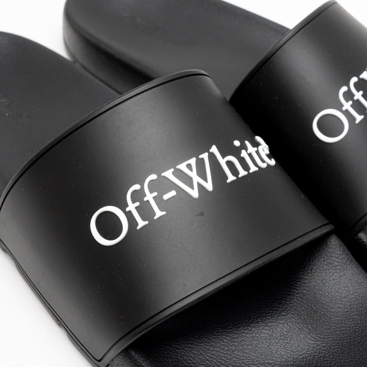 オフホワイト 白シャツ Slides Black With Bookish Logo 関送無 Off-White Bookish logo-print Slides | Black | FARFETCH