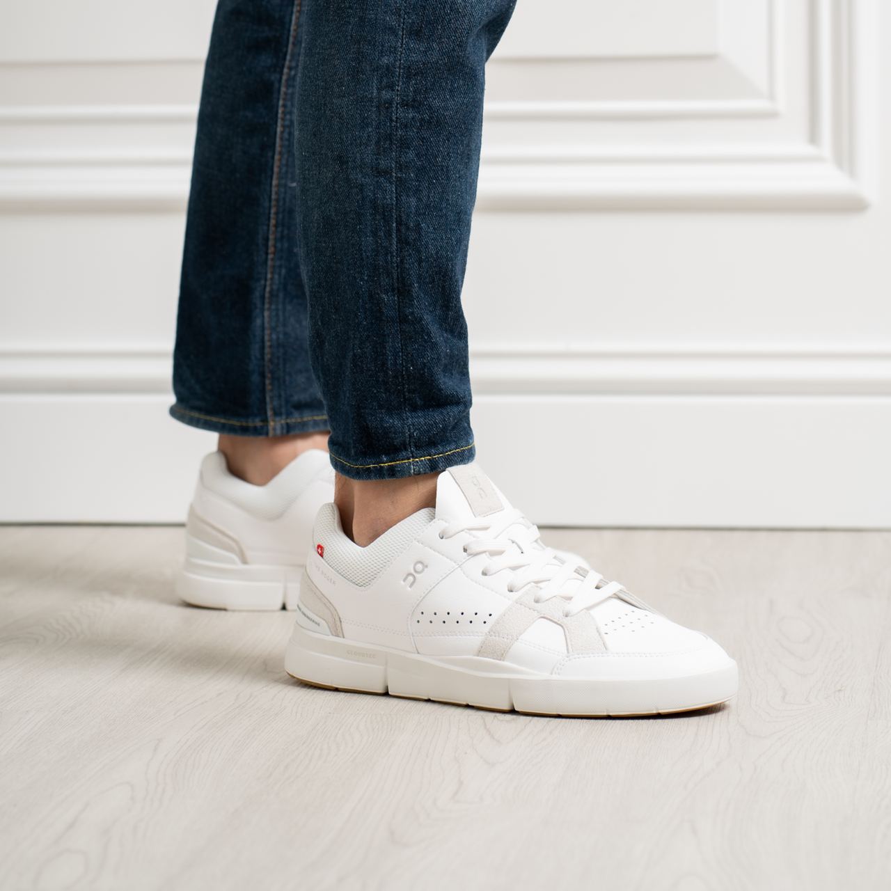 スニーカー On Women's THE ROGER Clubhouse Shoes On The ROGER Clubhouse Mid- pantofi sport pentru femei - alb