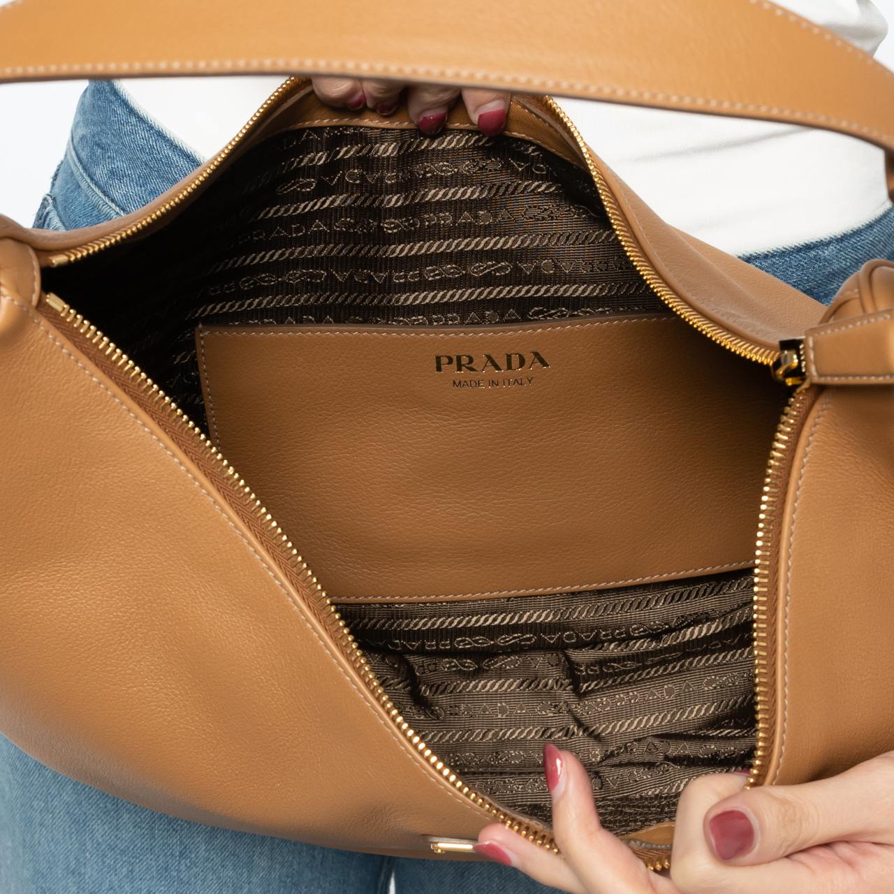 バッグ・カバンその他 Prada Prada Arque caramel large leather shoulder bag Caramel Prada Arqué large leather shoulder bag | PRADA