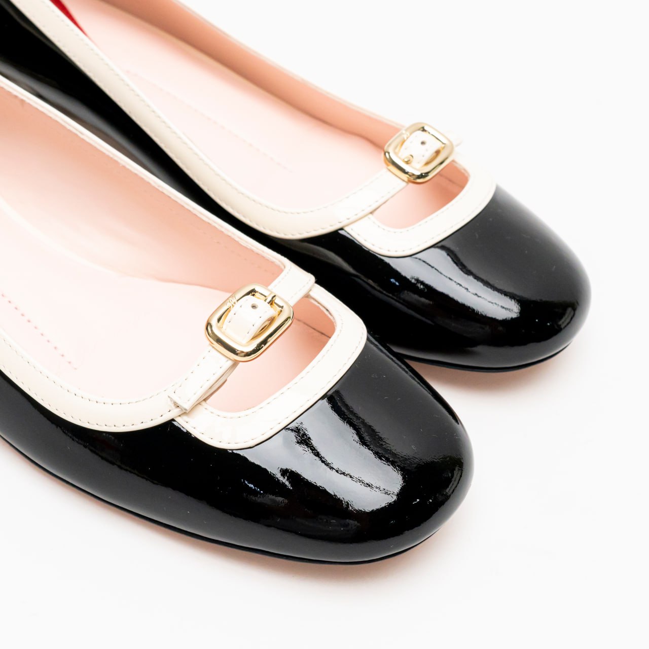 [Roger Vivier] スパンコールのViv' Podium Ballerinas Viv' Podium patent leather ballet flats in black - Roger