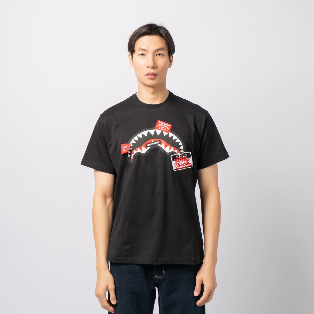 Tシャツ・カットソー SPRAYGROUND Men T-shirt Black SP697 BLK Sprayground Label Shark Regular T-Shirt Black – voilà.id