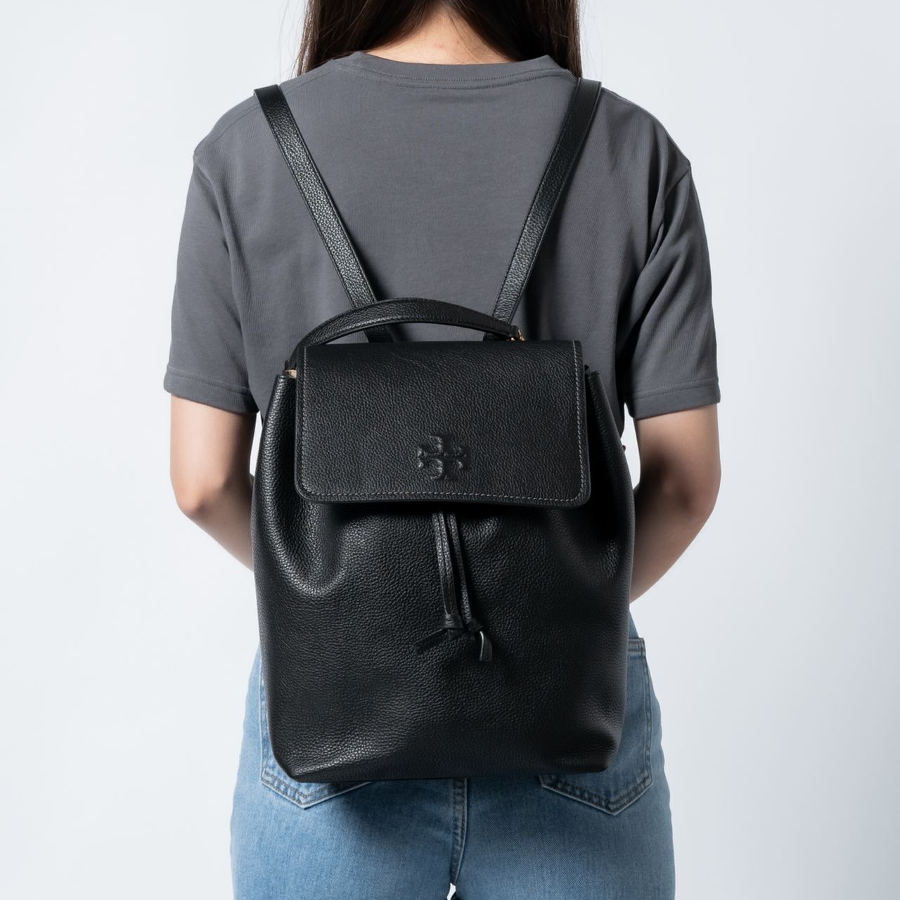 Tory Burch Thea Grained Leather Backpack Black – voilà.id display picture 1