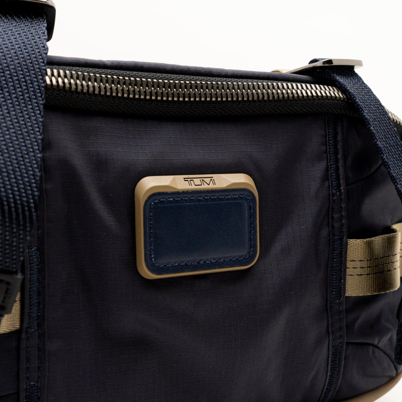 Tumi Alpha Bravo Peyton Bike Sling Bag Midnight Navy/Khaki – voilà.id