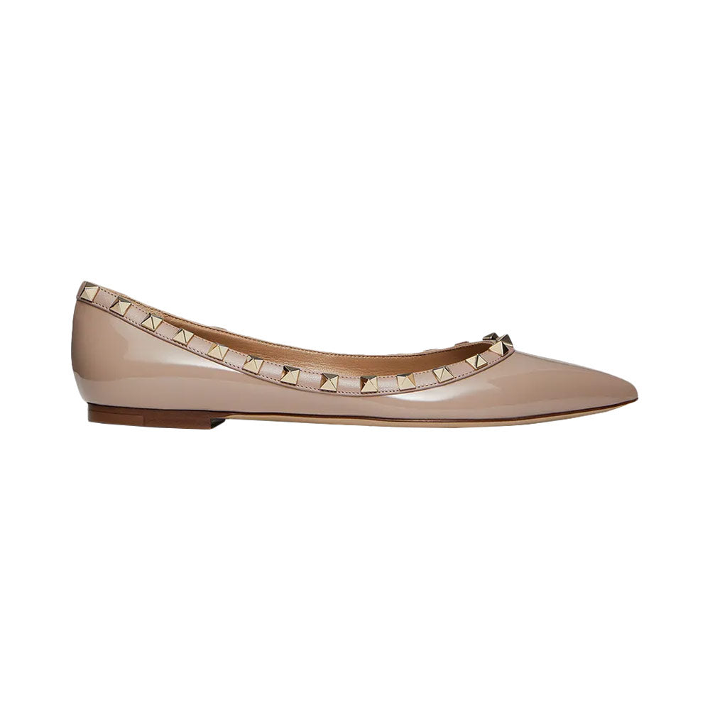 Valentino Garavani Rockstud Patent Leather Ballet Flat Poudre – voilà.id