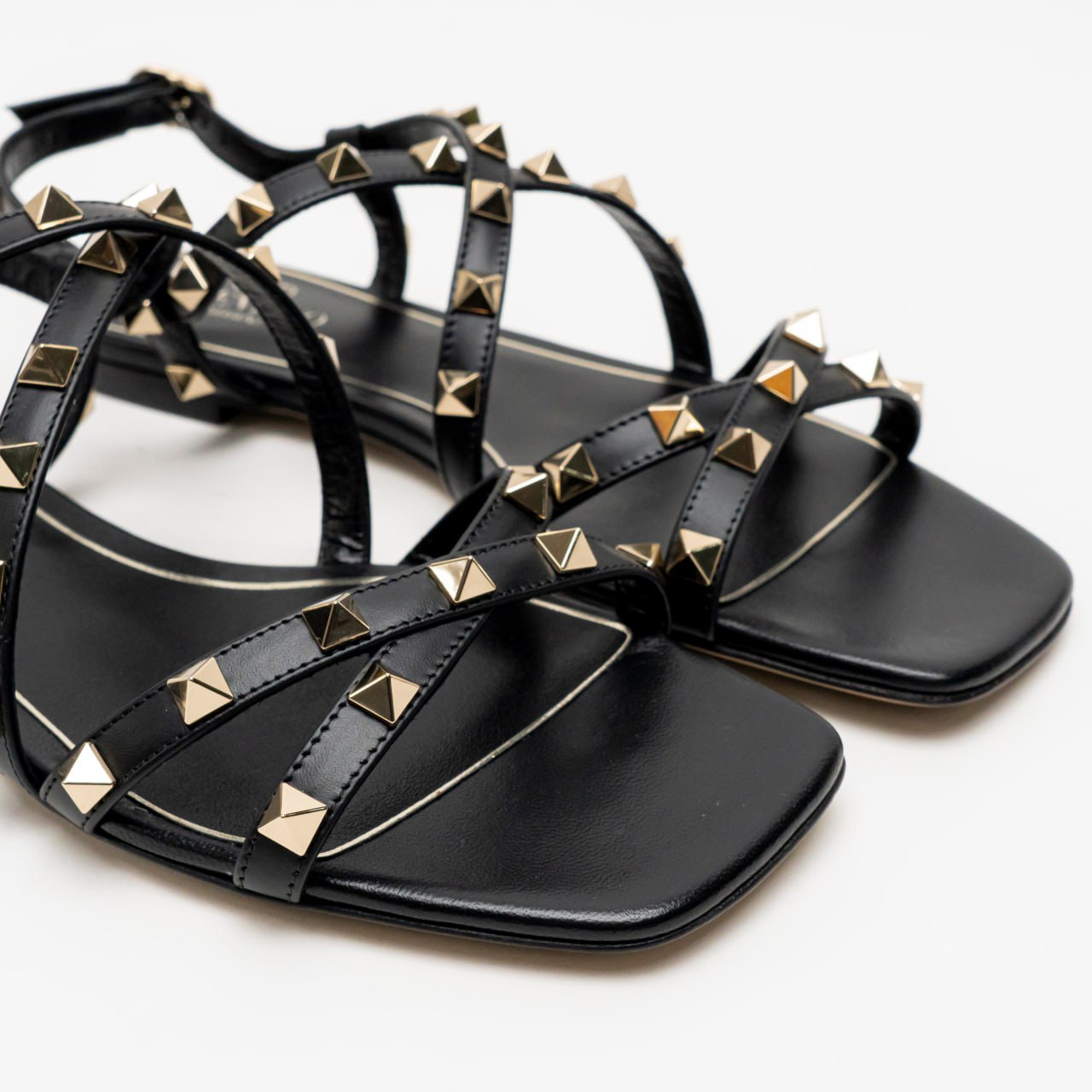 VIP【送料関税込】VALENTINO GARAVANI ROCKSTUD FLAT SANDALS VIP【送料関税込】VALENTINO GARAVANI ROCKSTUD FLAT SANDALS