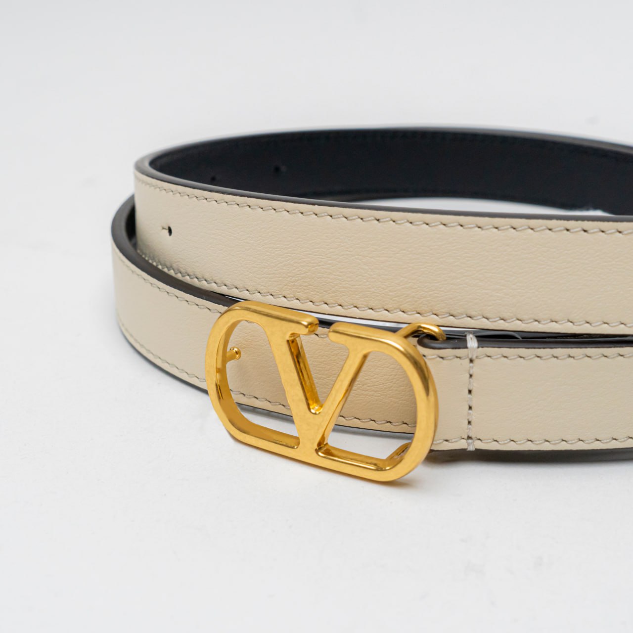 VLogo Round Signature Shiny Calfskin Belt 20mm Butter Ghw