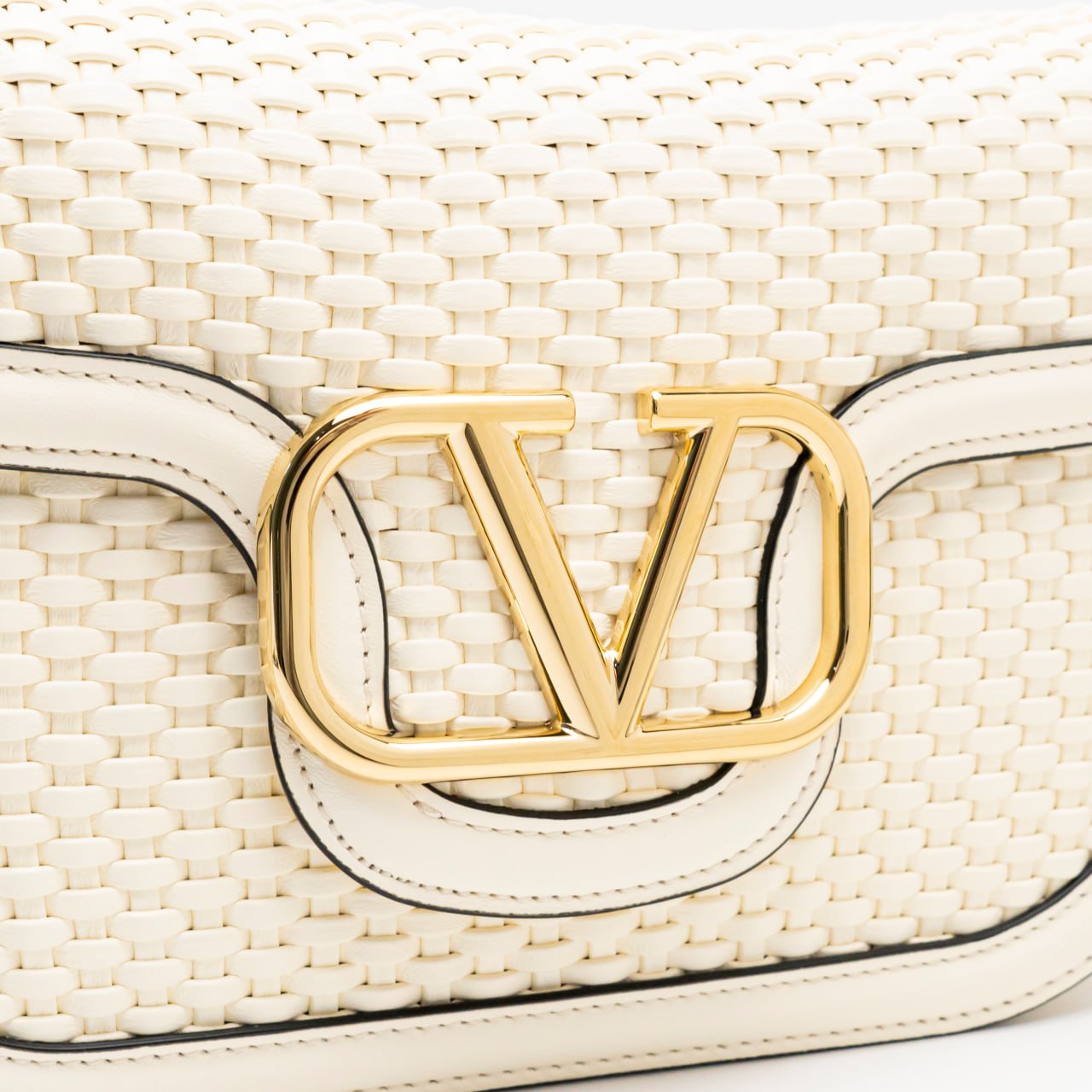ショルダーバッグ・ポシェット Valentino Garavani Ivory Leather Alltime Shoulder Bag Valentino Garavani Ivory Leather Alltime Shoulder Bag