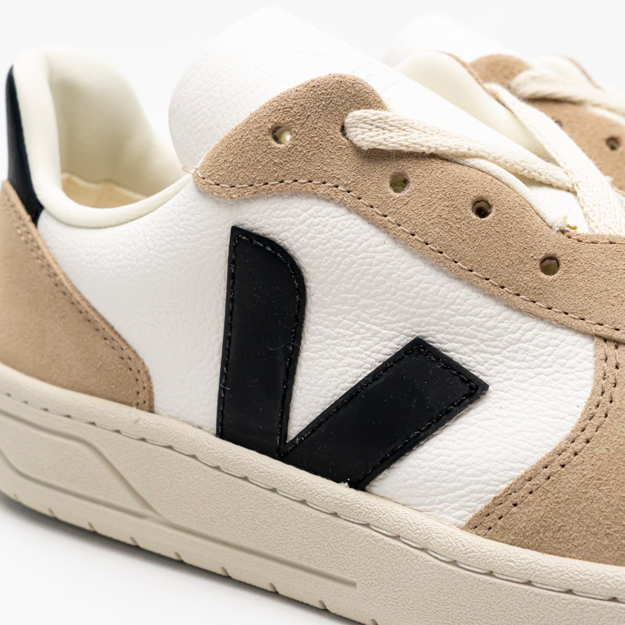 Veja V-10 Chromefree Leather Low Top Sneakers Extra White Veja V-10 Chromefree Leather Low Top Sneakers Extra White